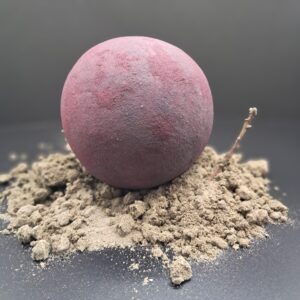 Zwarte grond molshoop. & hibiscus poeder